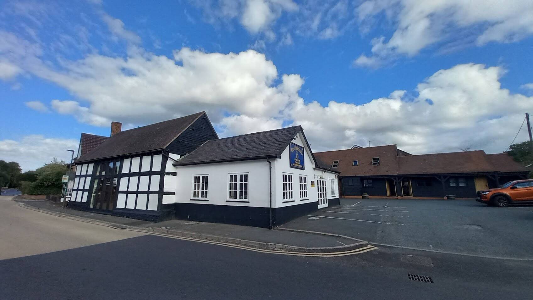 HEREFORDSHIRE – 17TH CENTURY BLACK AND WHITE VILLAGE INN Photo 13