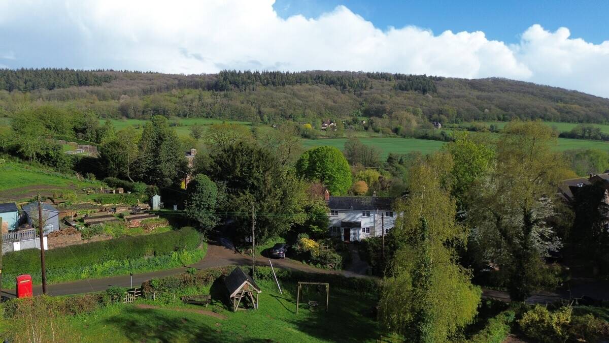 HEREFORDSHIRE - ON THE EDGE OF THE MALVERN HILLS - VILLAGE FREEHOUSE