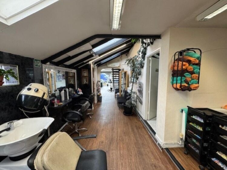 Leasehold Unisex Hair Salon Located In Kingswinford