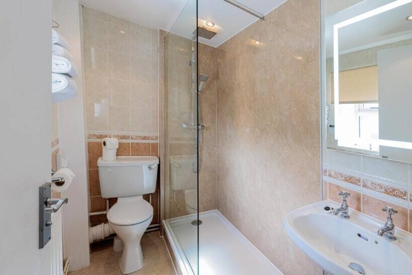 NORTH YORKSHIRE - PROFITABLE PUB & RESTAURANT WITH ELEVEN LETTING BEDROOMS Photo 13