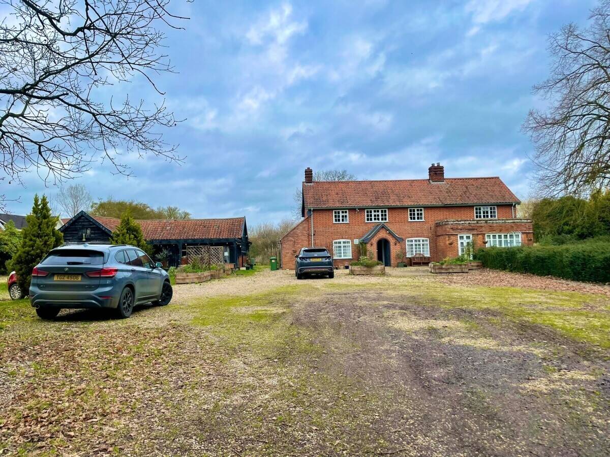 SUFFOLK - THREE BEDROOM PUBLIC HOUSE ON LARGE PLOT