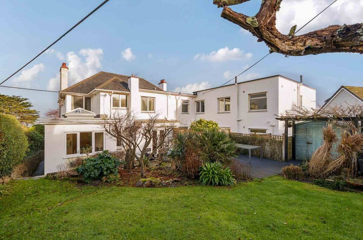 A beautifully presented detached 9-bedroom en-suite guest house