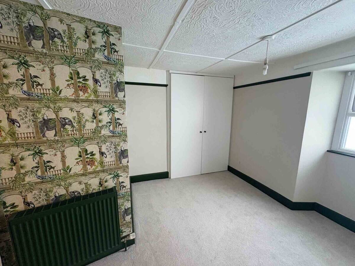A successful Café with a 2 Bed Apartment Above in St Marychurch