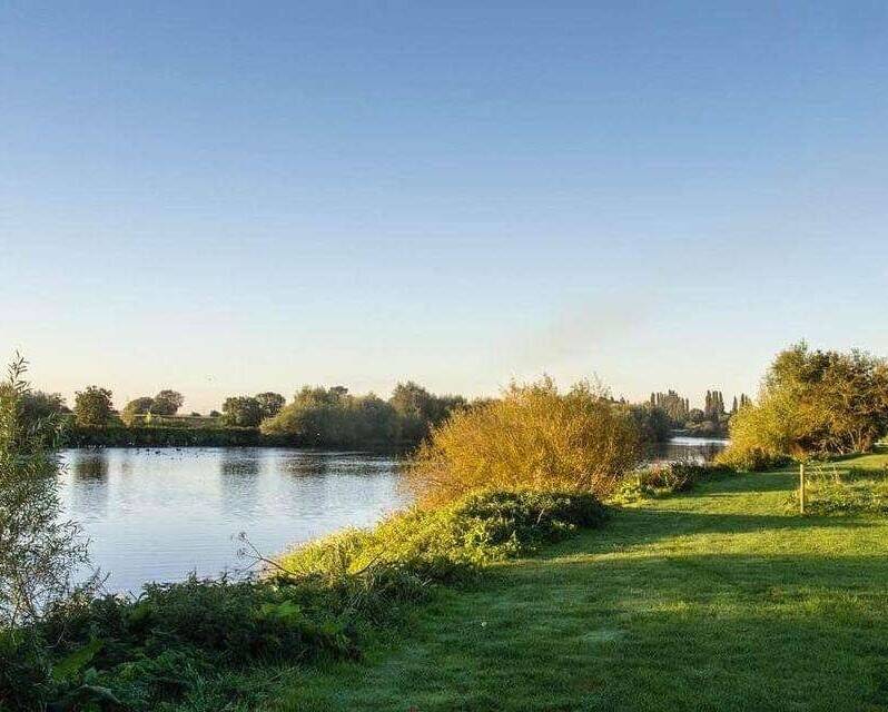 NOTTINGHAMSHIRE - TWO BEDROOM RESIDENTIAL LODGE WITH DEDICATED PARKING