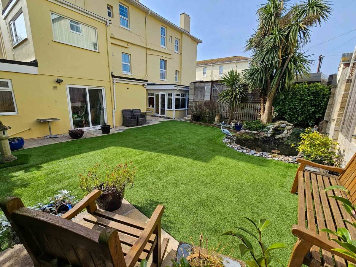Profitable 15-Bedroom En-Suite Hotel Near Beach & Town Centre Photo 13