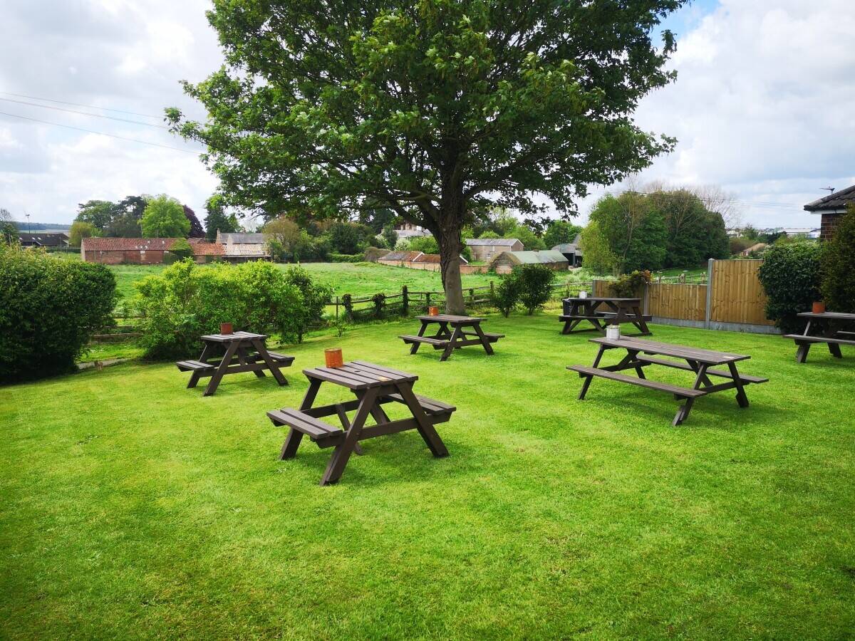 LINCOLNSHIRE - IMMENSELY SUCCESSFUL PUB ADJACENT TO HUMBERSIDE AIRPORT