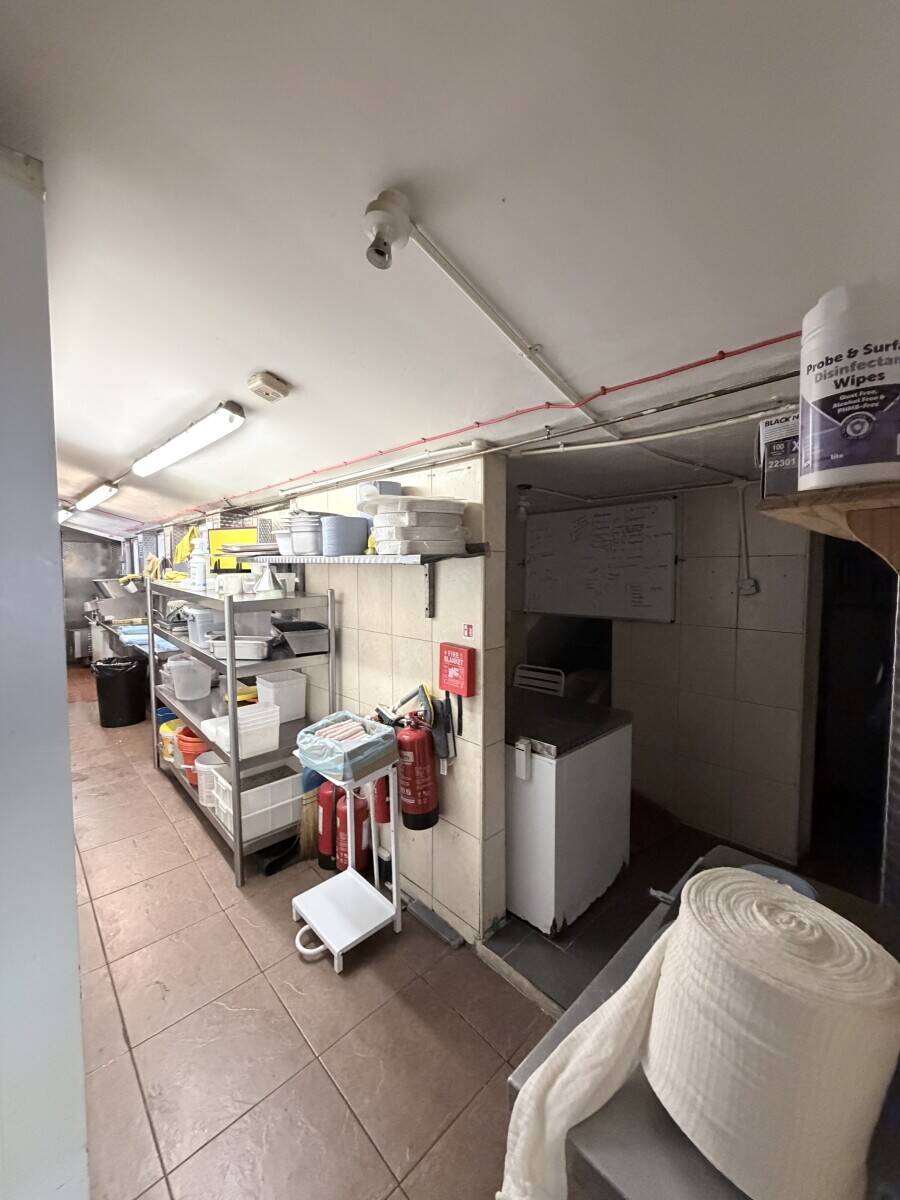 Fish and chips/kebab for sale in hemel hempstead with flat above.