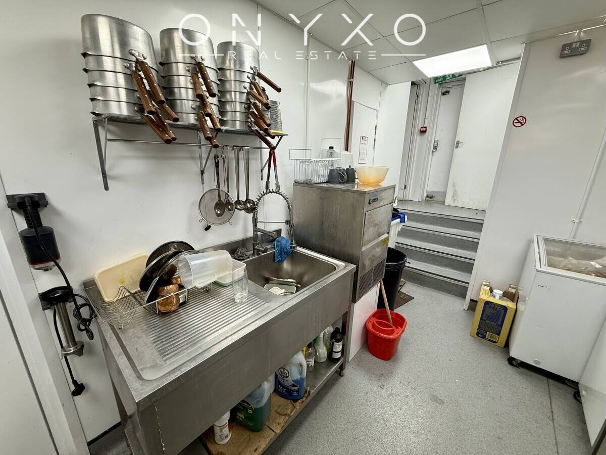 Branded Café & Indian Restaurant for Sale | Busy High Street Location, Buckinghamshire Photo 13