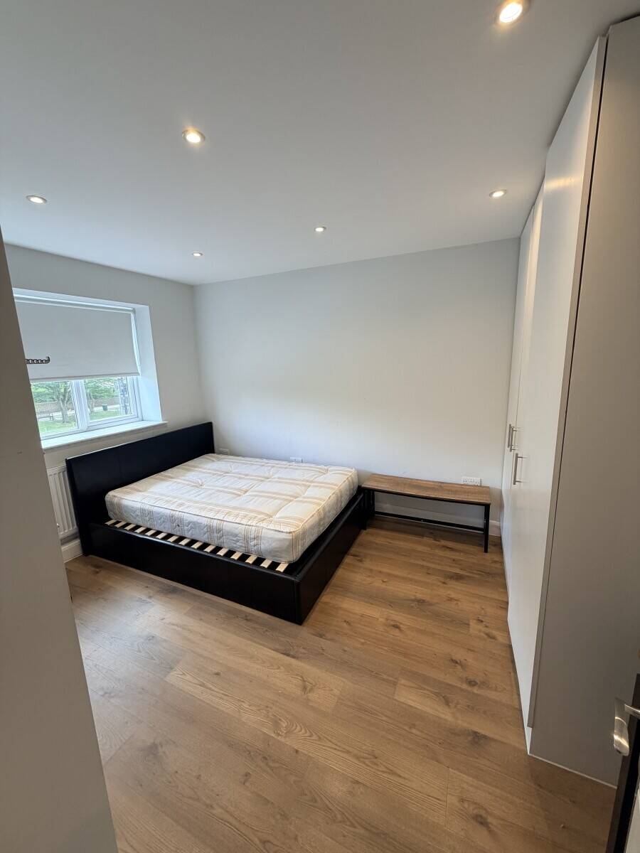 INCREDIBLE Restaurant space with huge 4 bedroom flat ACCOMMODATION included in Isleworth London