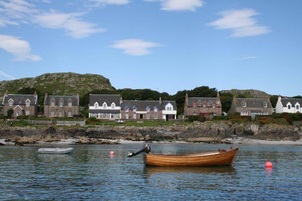 Well-Established, Popular 17-Bedroom Historic Island Hotel