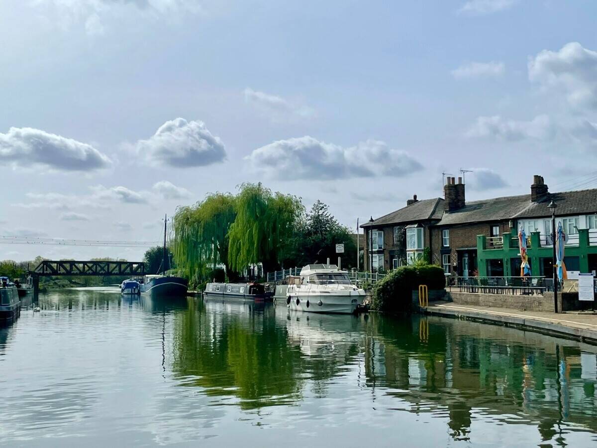 CAMBRIDGESHIRE - IDYLLIC RIVERSIDE DEVELOPMENT OPPORTUNITY
