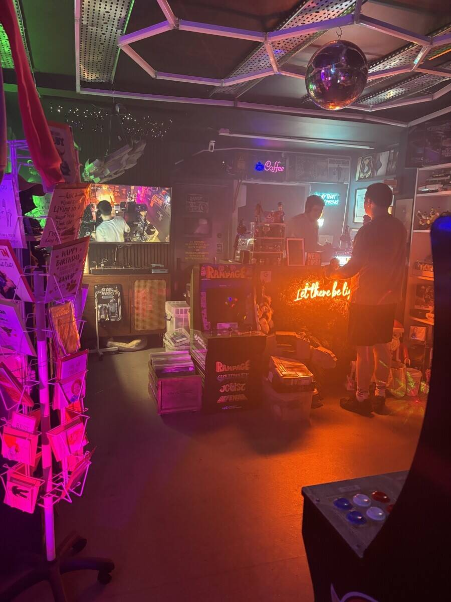 RETRO GAMING / MUSIC / COFFEE STORE – £32,995 ONO 🔥