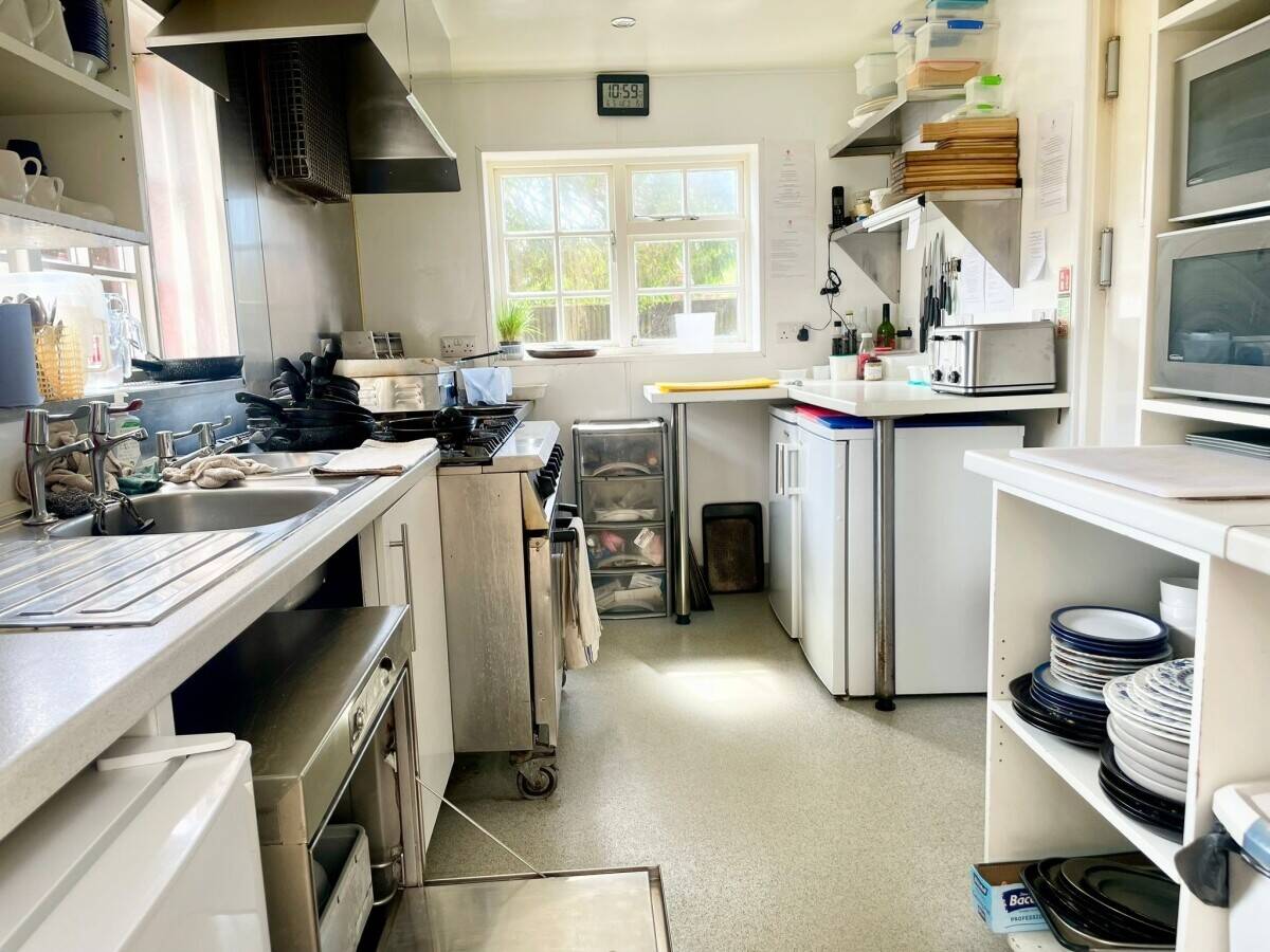 LINCOLNSHIRE - 5 BEDROOM PUB WITH DETACHED BREWERY