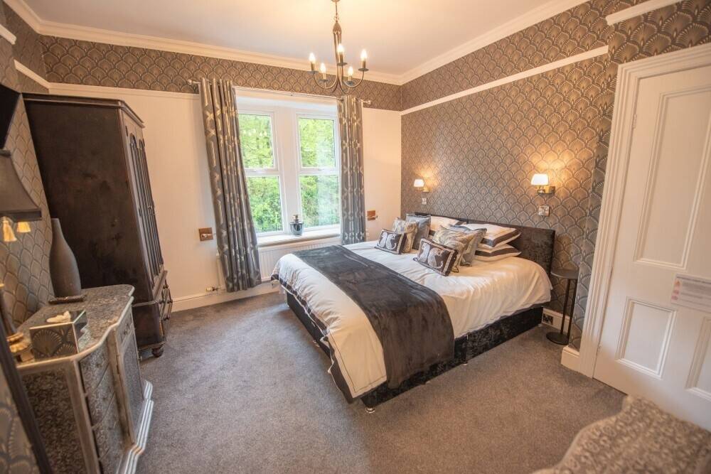 Successful holiday let overlooking the stunning Worth Valley Photo 13