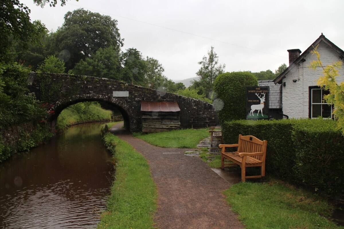BRECON BEACONS - USK VALLEY CANALSIDE PUB WITH EXCELLENT ACCOMMODATION
