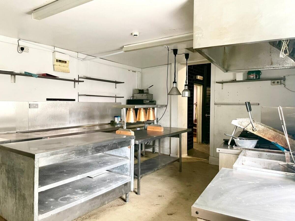 YORKSHIRE COAST - FIVE STOREY BAR & RESTAURANT WITH 11 APARTMENTS