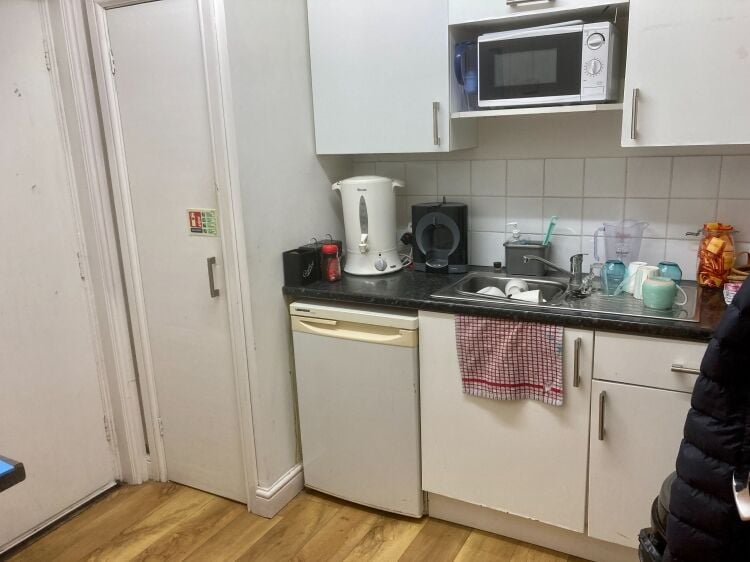 FULLY EQUIPPED HAIR & BEAUTY SALON PREMISES Photo 13
