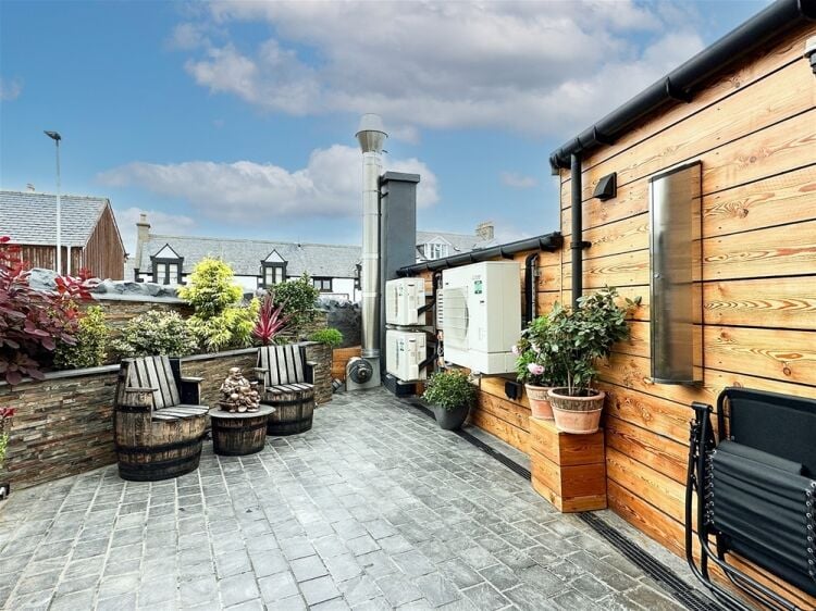 Thriving Coastal Business, Family Home & Exceptional Lifestyle Opportunity Photo 13