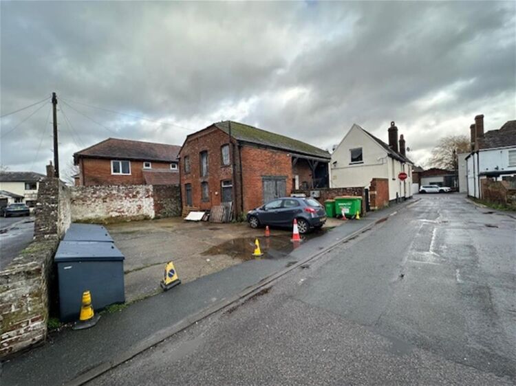 FREEHOLD GRADE II LISTED LIC. PUBLIC HOUSE & RESTAURANT Photo 13