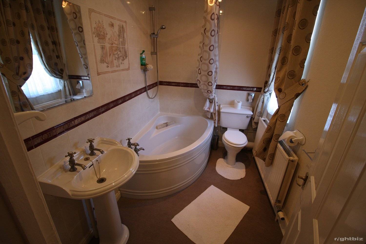 A successful 7-8 bedroom guest house in busy town in Wiltshire. Retirement Sale. Photo 14