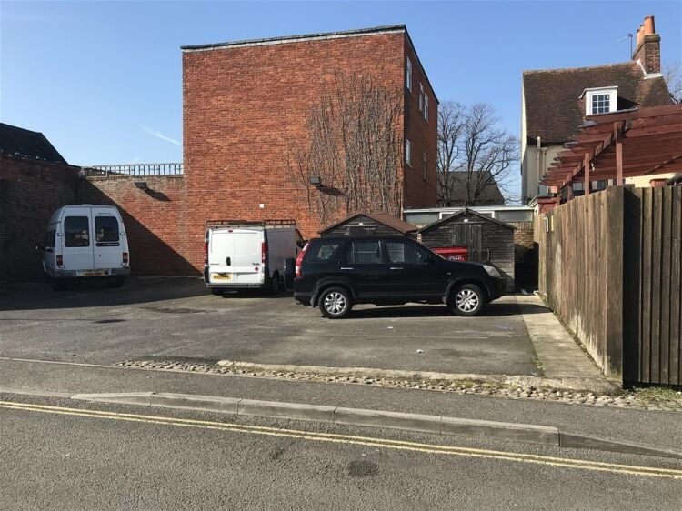 POPULAR PUBLIC HOUSE & FUNCTION VENUE WITH ROOMS IN HAMPSHIRE
