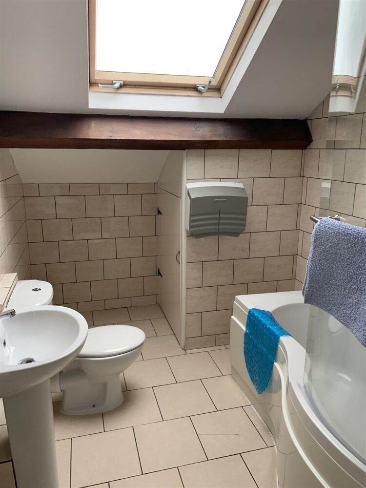 FREEHOLD B&B OR SELF CATERING APARTMENTS WITH LICENSED BAR & RESTAURANT IN PEMBROKE DOCK
