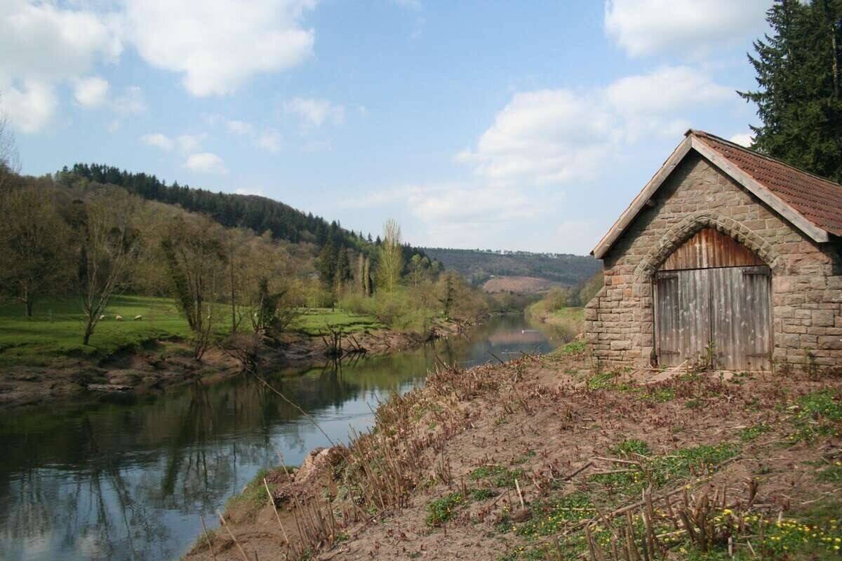 MONMOUTHSHIRE - RIVERSIDE VILLAGE HOTEL, EXCEPTIONAL INN OF ARCHITECTURAL APPEAL