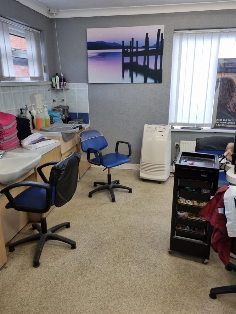 FREEHOLD UNISEX HAIR SALON in prosperous commuter village suburb LINCOLN