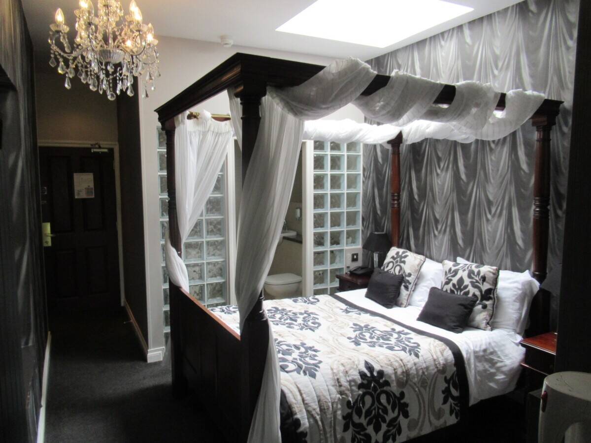 Strategically located, highly profitable 29-bedroom country house hotel Photo 13