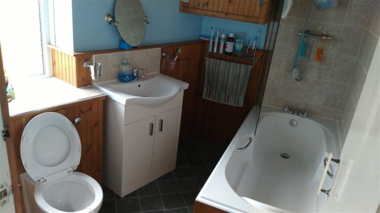 FREEHOLD LICENSED CONVENIENCE STORE WITH 4 BEDROOM ACCOMMODATION WEST YORKSHIRE Photo 14
