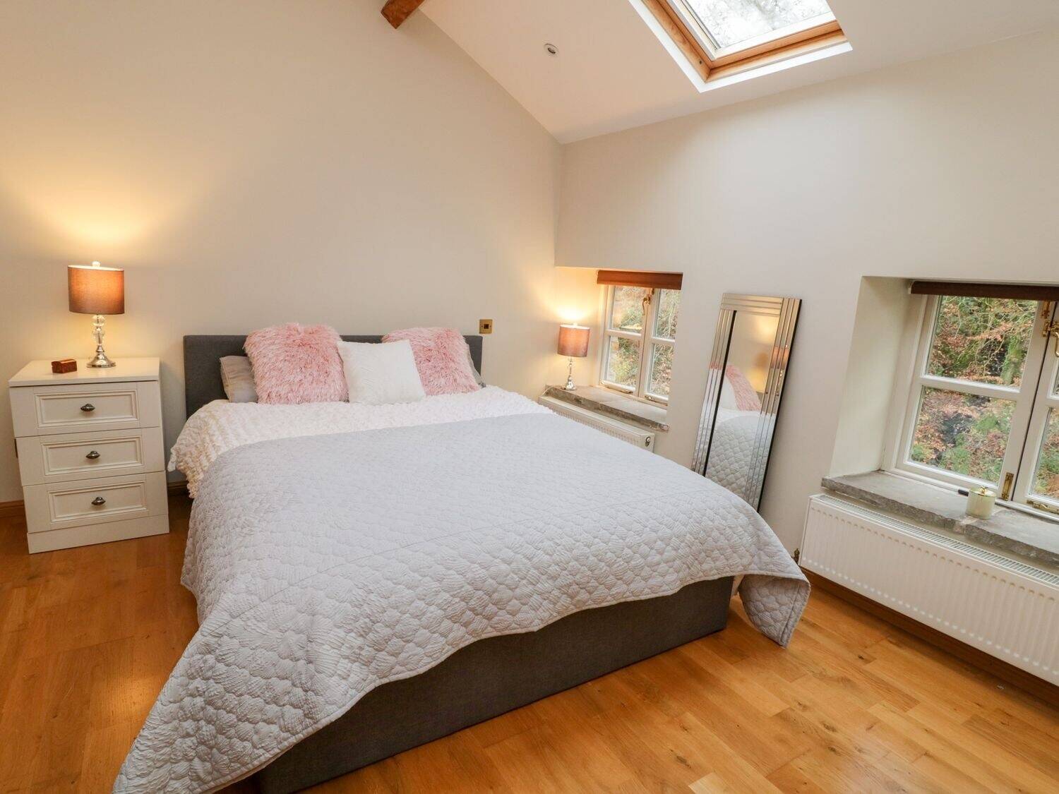 Freehold Idyllic self catering cottage with beautiful 3 bedroomed owners accommodation.