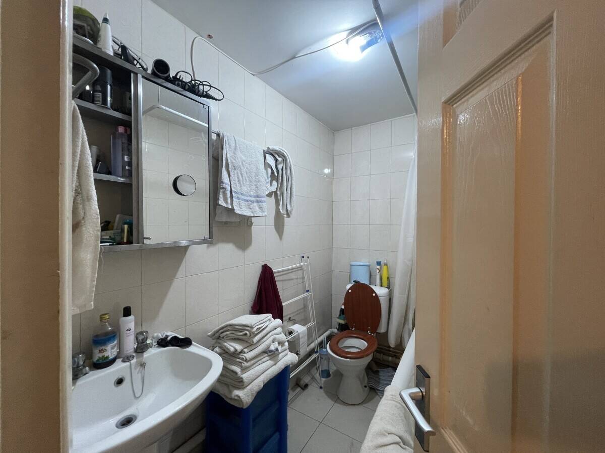 Fully equipped and well established Italian restaurant with one bedroom flat above it Photo 14