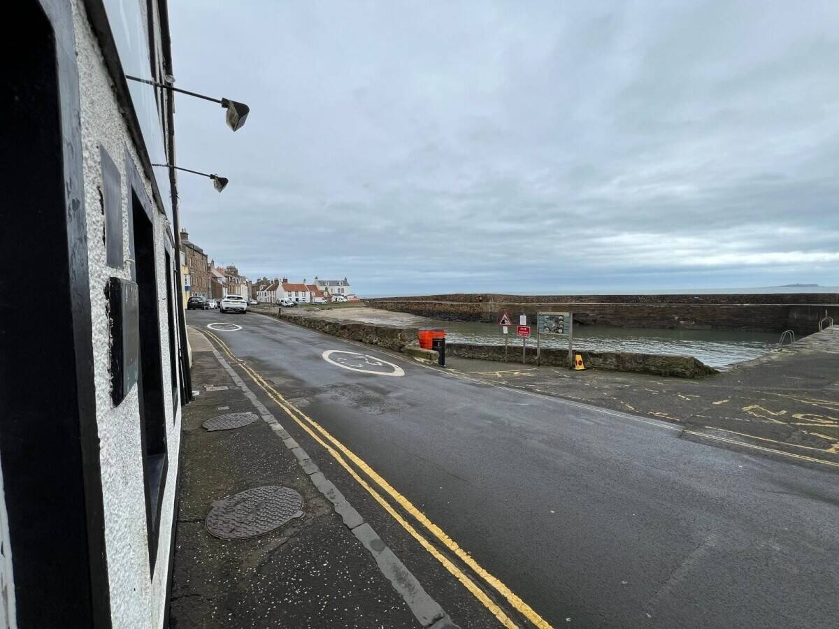 Harbour side restaurant and bar in sought after location (ref 1643)
