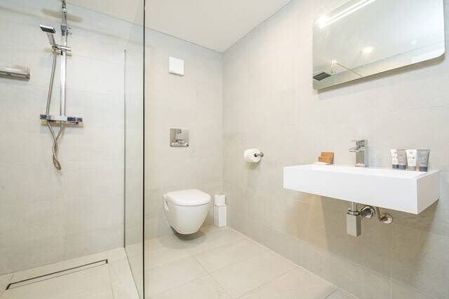 PEMBROKESHIRE - 10 BEDROOM 17TH CENTURY RIVERSIDE INN Photo 14