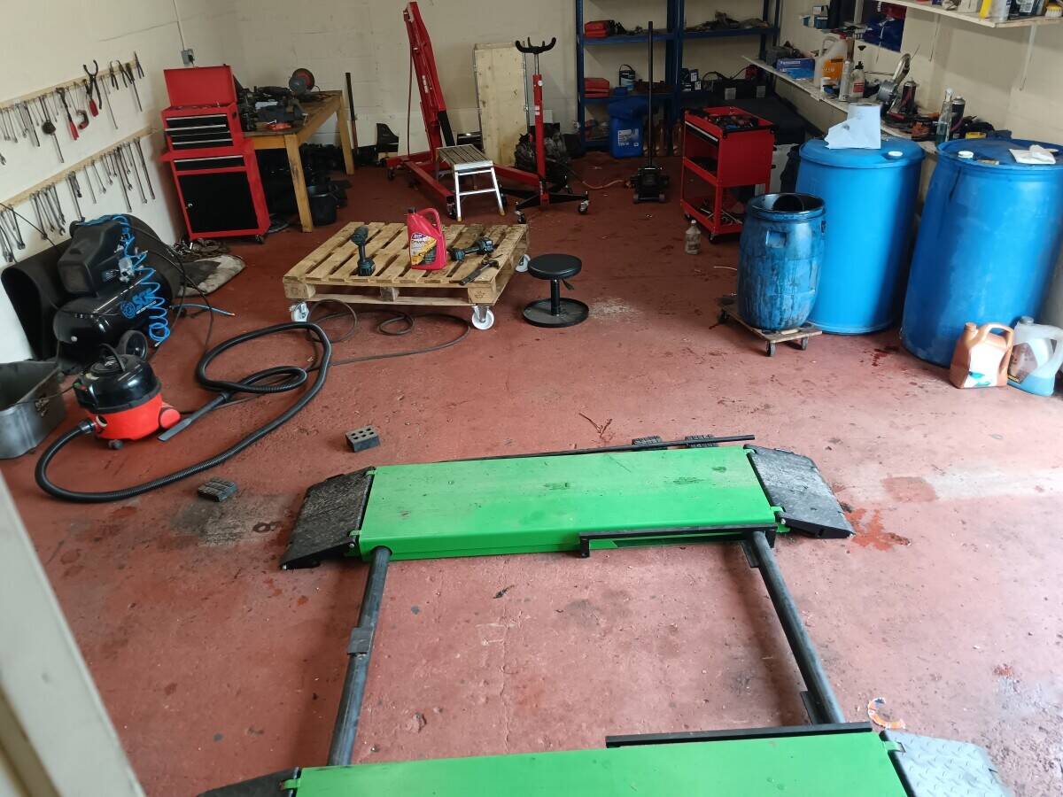 Car Repair Garage Unit Photo 14