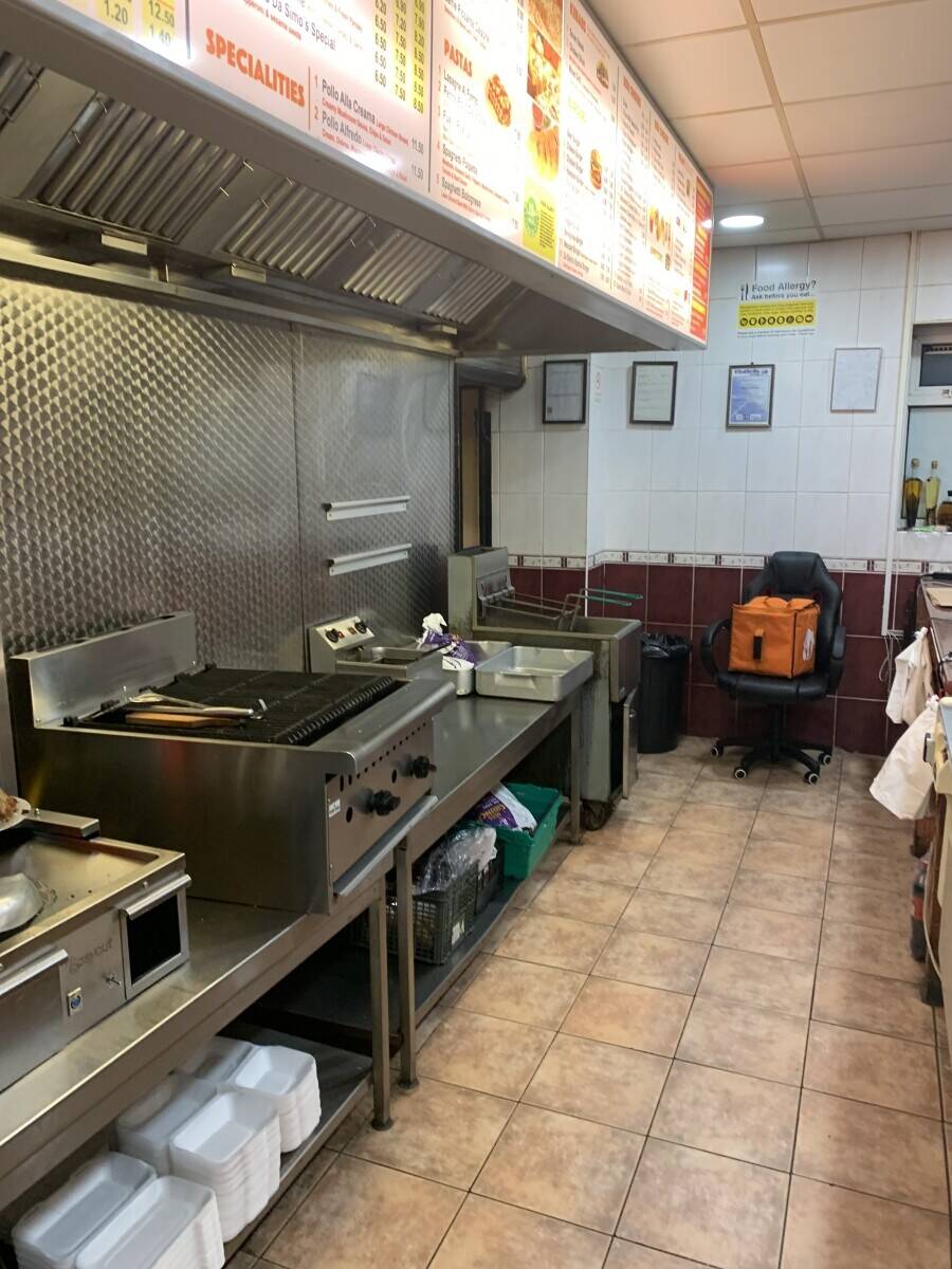 Pizza takeaway with  two bedrooms flat upstairs Photo 12