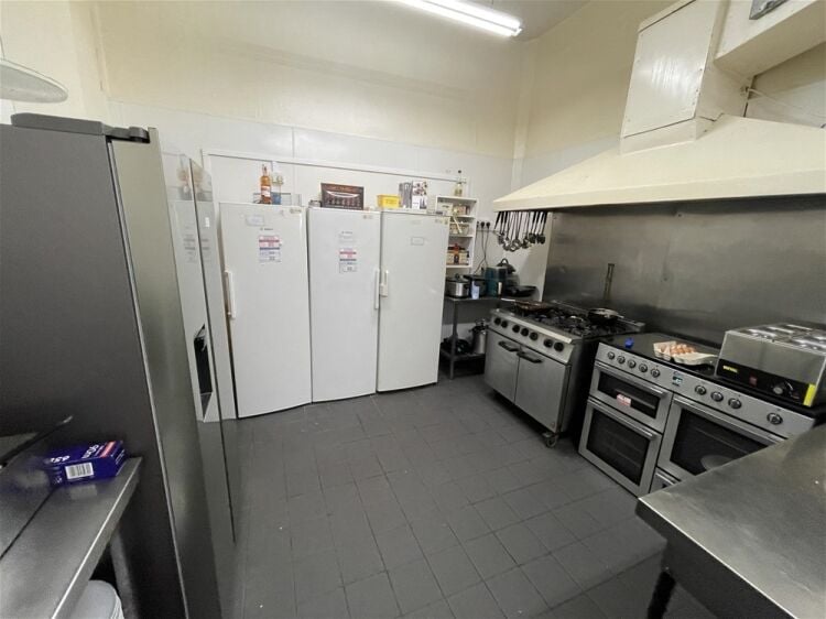 Impressive and Highly Rated Victorian Guest House For Sale in Torquay Photo 14