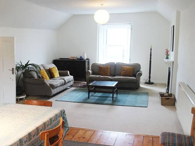 PEMBROKESHIRE - SUBSTANTIAL PUBLIC HOUSE IN BUSY TOWN CENTRE LOCATION OVERLOOKING MARINA