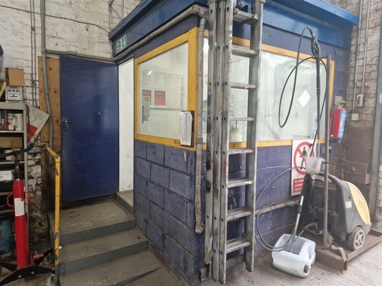 MOT TEST, SERVICING, AND REPAIR  CENTRE Photo 14