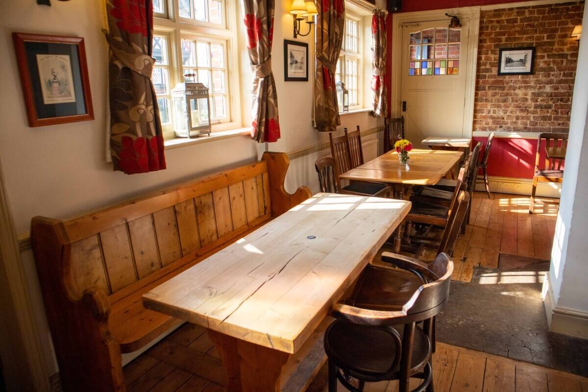 SURREY - PROFITABLE PUB WITH LETTING ROOMS