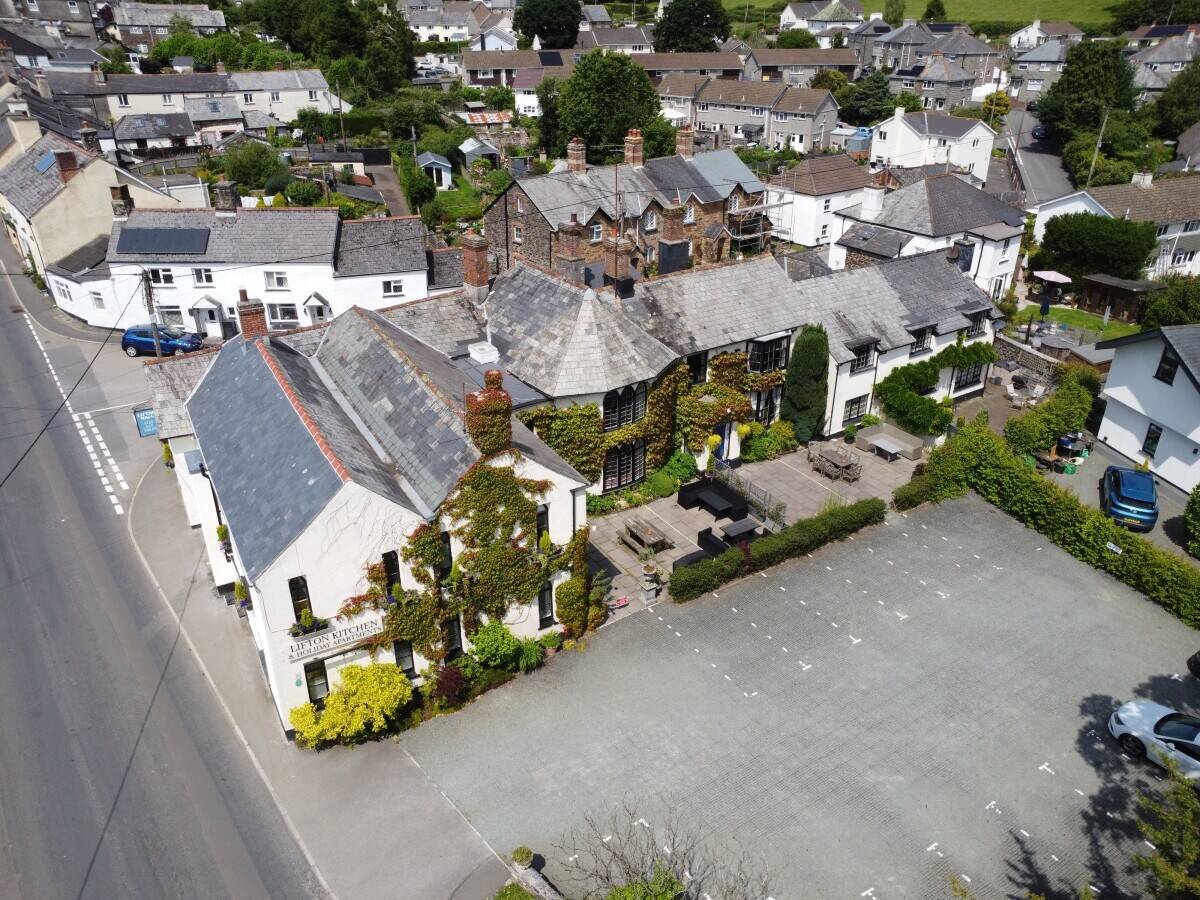 DEVON – ESTABLISHED HOTEL CLOSE TO THE CORNISH BORDER AND MAJOR TRUNK ROAD