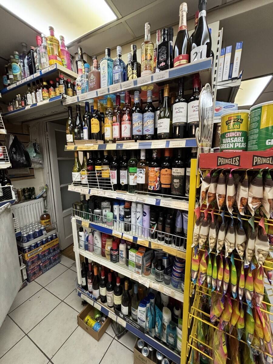Last 15 year of the off-licence shop Photo 14