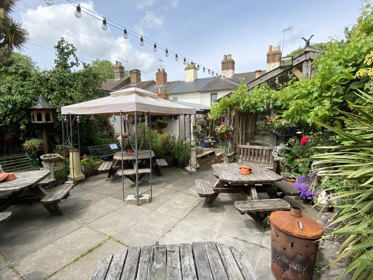 Wet led Freehouse pub for sale in Faversham Kent Photo 14