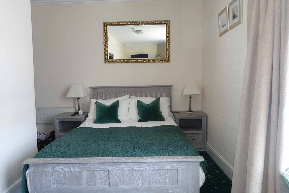 Stylish Seaside Guest House with Sub-Tropical Private Garden For Sale in Weymouth Photo 14