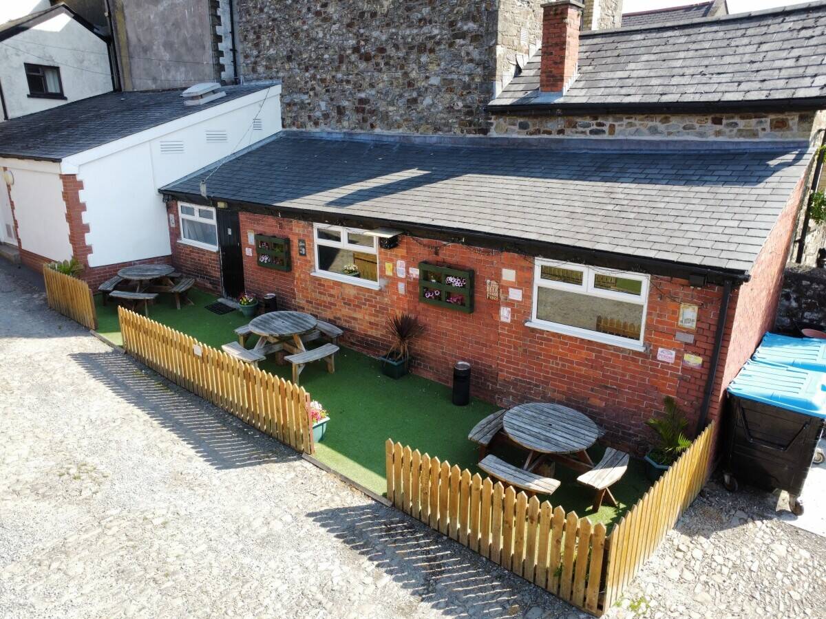 DEVON - TOWN CENTRE FREEHOUSE WITH LETTING ROOMS & DEVELOPMENT POTENTIAL