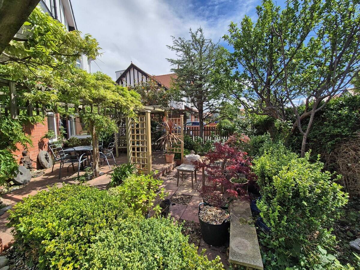 CONWY - DETACHED SIX BEDROOM GUEST HOUSE IN THE SEASIDE TOWN OF LLANDUDNO