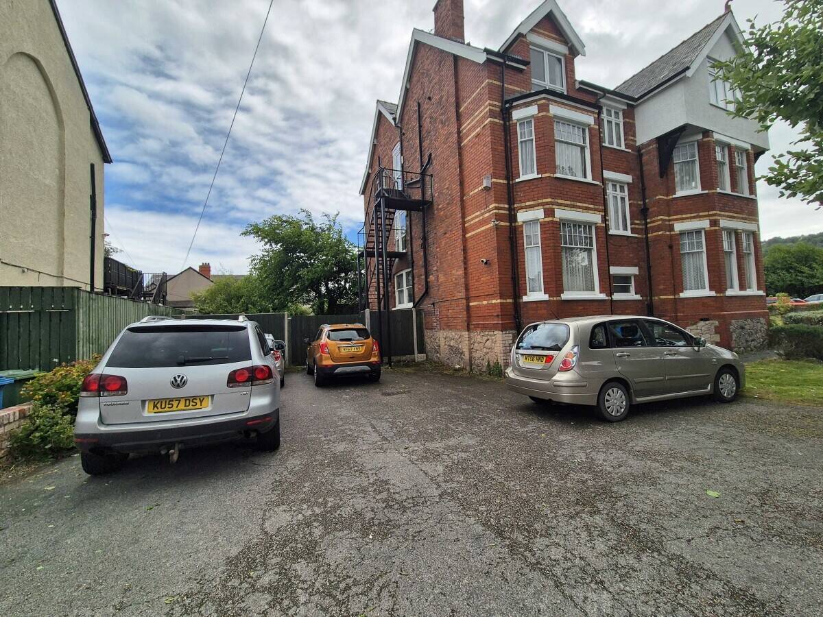 CONWY - 14 BEDROOM HOTEL IN THE SEASIDE RESORT OF COLWYN BAY Photo 14
