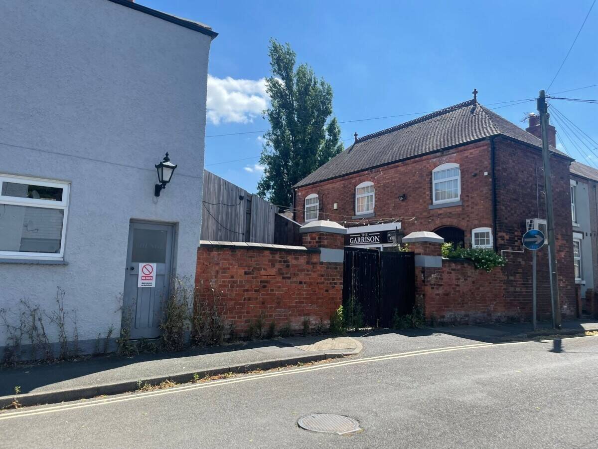 DERBYSHIRE - DETACHED PUB WITH CAR PARK AND SIZEABALE COURTYARD BAR/OUTBUILDING