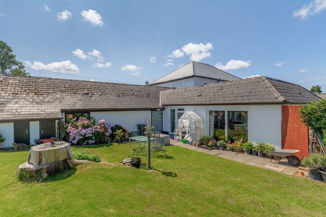 Detached Character Devon Country Pub Set In 0.5 Of An Acre With 4 Bedroom Accommodation Photo 14