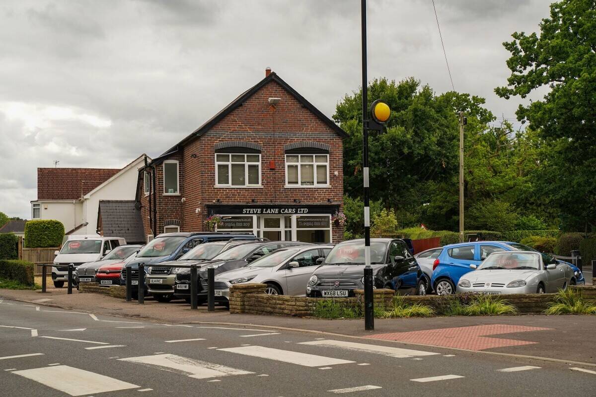 Car Sales Freehold Site including Workshop and 2 Apartments Photo 14